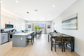 電子レンジ、オーブン、コンロ、食器洗い機