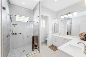 Dusche, Haartrockner, Handtücher, Toilettenpapier