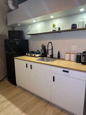 雪櫃、微波爐、咖啡機/沖茶器、廚房用具/餐具/器皿