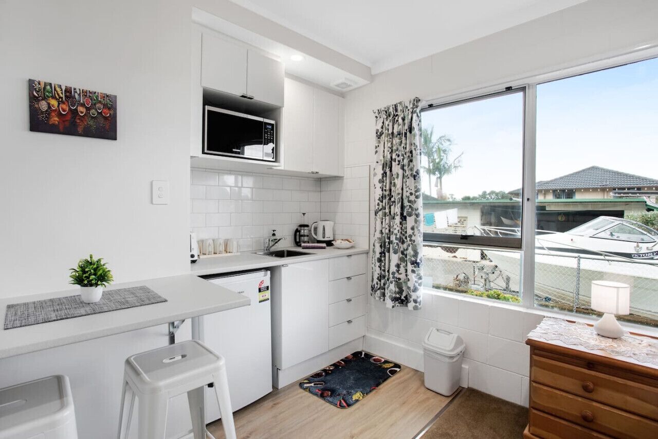 Microondas, cafetera y tetera, tostadora y utensilios de cocina 