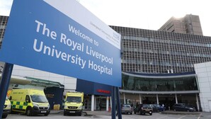 Ein Schild, das Besucher des Royal Liverpool University Hospital willkommen heißt.