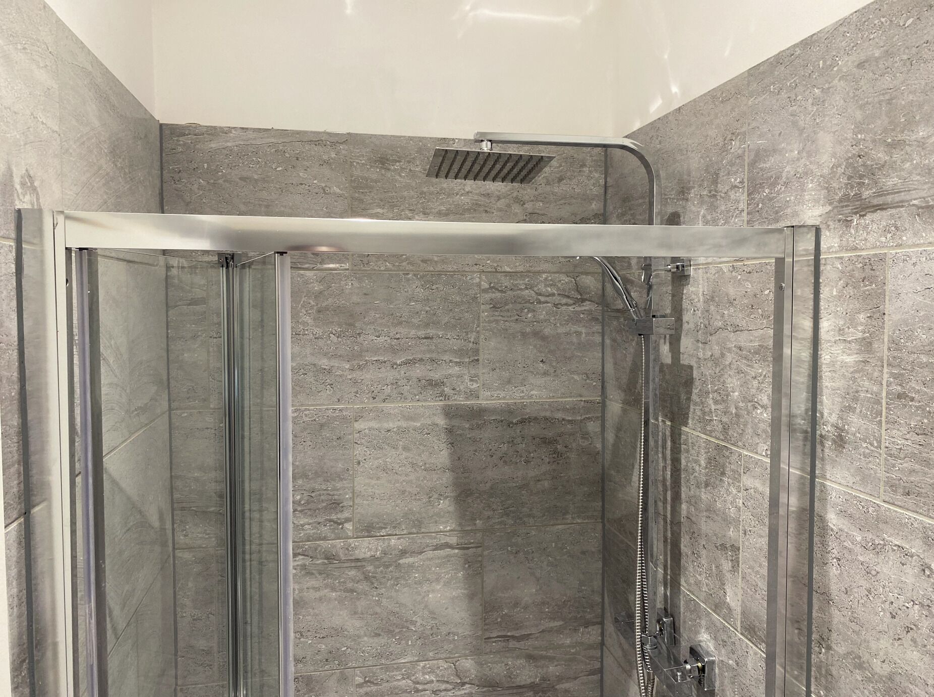 Een douche, een haardroger, handdoeken, zeep
