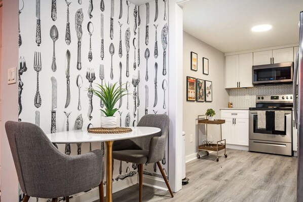 Dining - Vibrant 3BD in SylvanHills Near Southside Beltline (Atlanta)