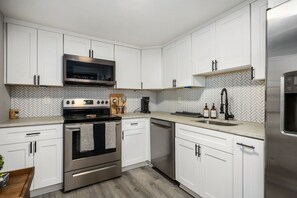 Private kitchen - Vibrant 3BD in SylvanHills Near Southside Beltline (Atlanta)