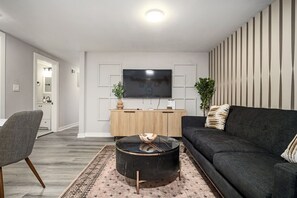 Living area - Vibrant 3BD in SylvanHills Near Southside Beltline (Atlanta)