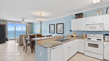 Condo, 1 King Bed with Sofa bed (Emerald Isle 1504) | Private kitchen