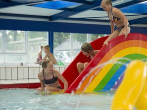 Una piscina al aire libre, una piscina climatizada