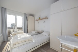 2 habitaciones y tabla de planchar con plancha 