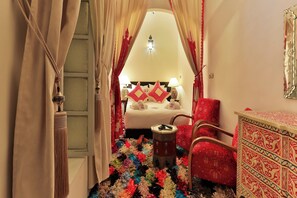 防音設備、WiFi (無料)、ベッドシーツ