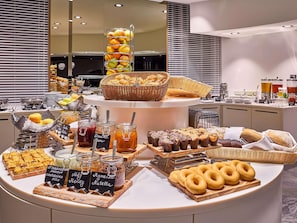 Frukostbuffé varje dag (XOF 16000 per person)