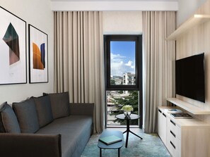 Apartemen Bisnis, 1 kamar tidur | Seprai antialergi, busa memori, brankas, dan didekorasi berbeda-beda