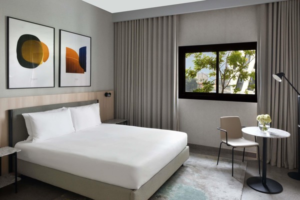 Studio Bisnis, 1 Tempat Tidur Double | Seprai antialergi, busa memori, brankas, dan tirai kedap cahaya