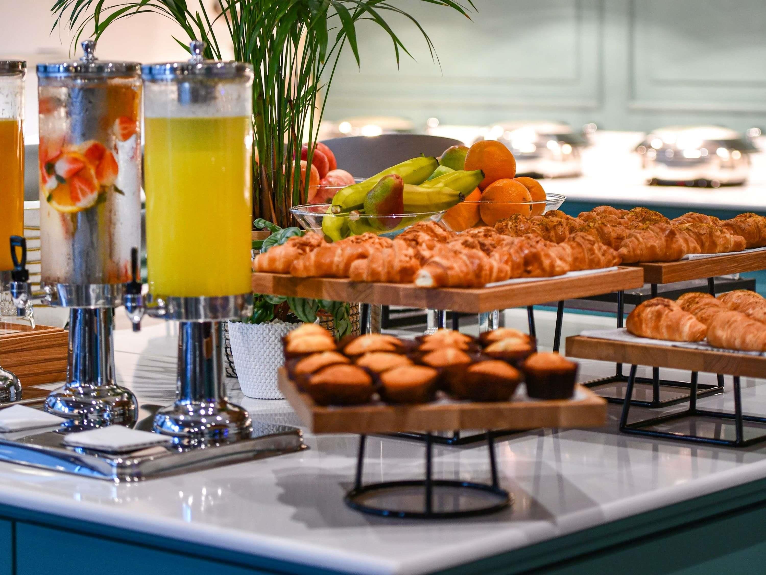 Un bufé con diferentes alimentos y bebidas.