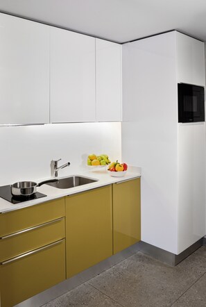 Business Studio, 1 Double Bed | Private kitchenette | Espresso maker, eco-friendly cleaning products