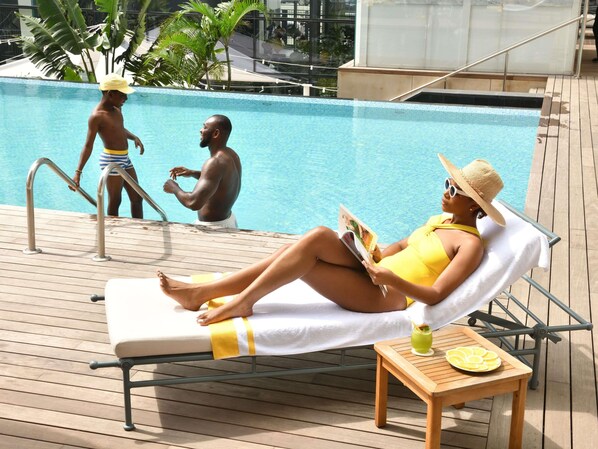 สระว่ายน้ำกลางแจ้ง