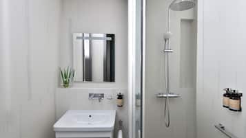 Ensemble douche/baignoire, articles de toilette écologiques