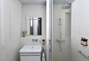 Combined shower/tub, eco-friendly toiletries