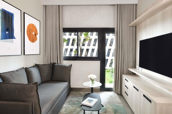 Apartemen Bisnis, 2 kamar tidur | Seprai antialergi, busa memori, brankas, dan tirai kedap cahaya