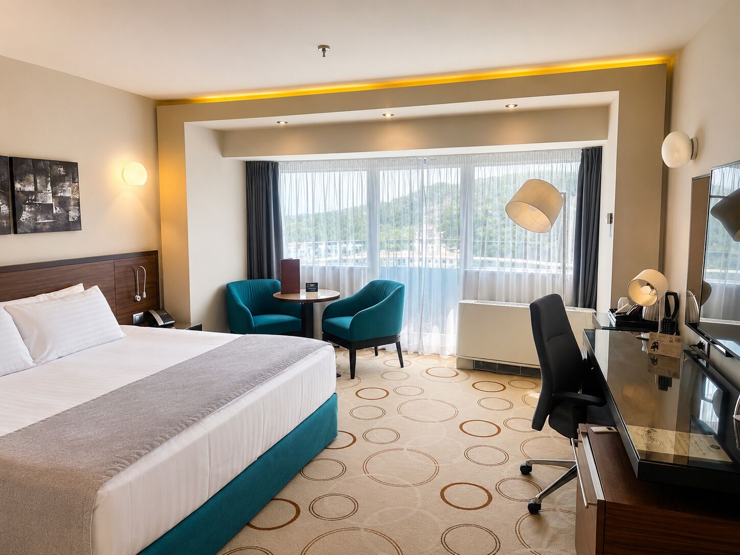 Chambre supérieure, 1 grand lit, balcon | Literie de qualité, minibar, coffre-fort, système d’insonorisation