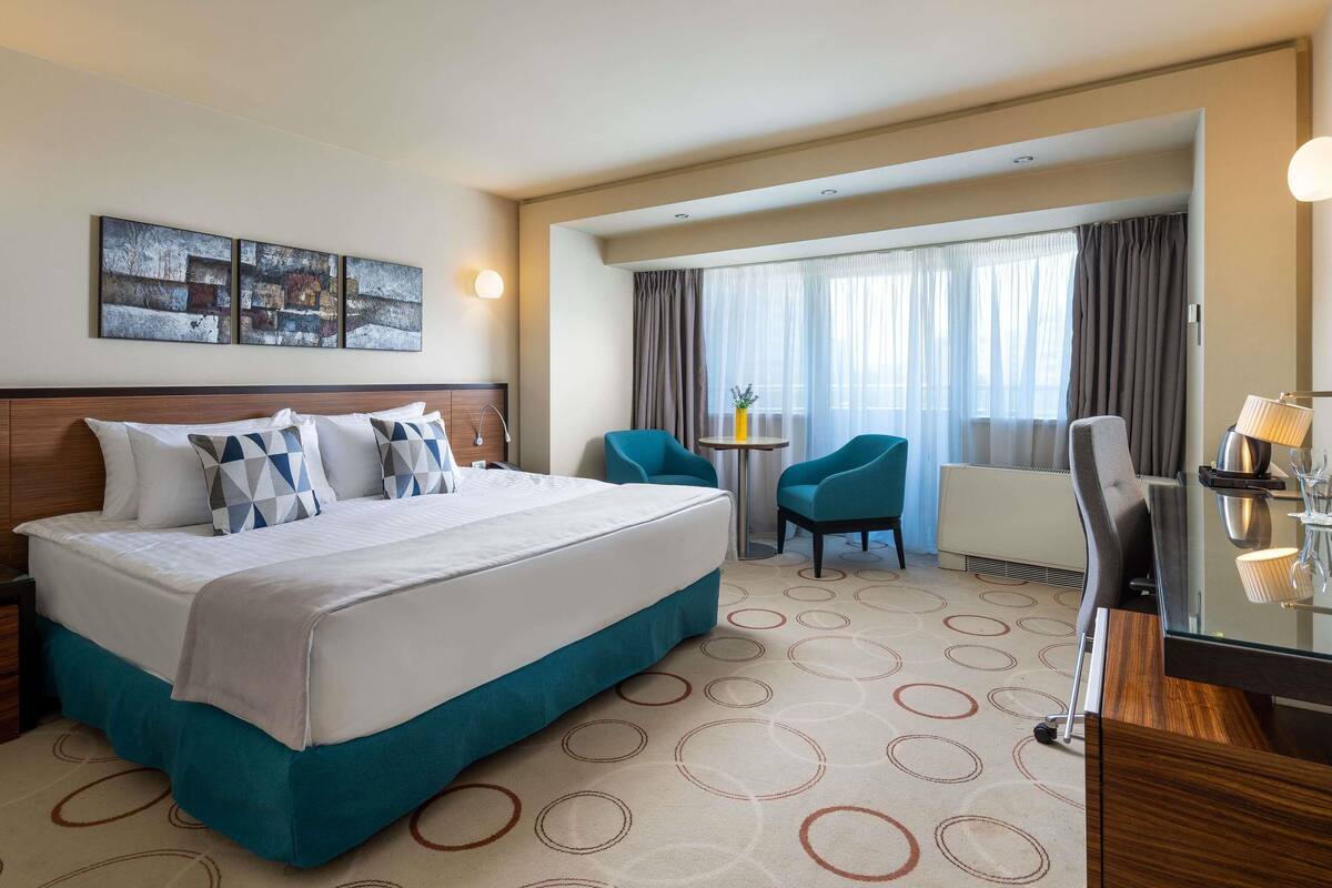 أغطية فراش متميزة وميني بار وخزنة داخل الغرفة وتجهيزات عازلة للصوت