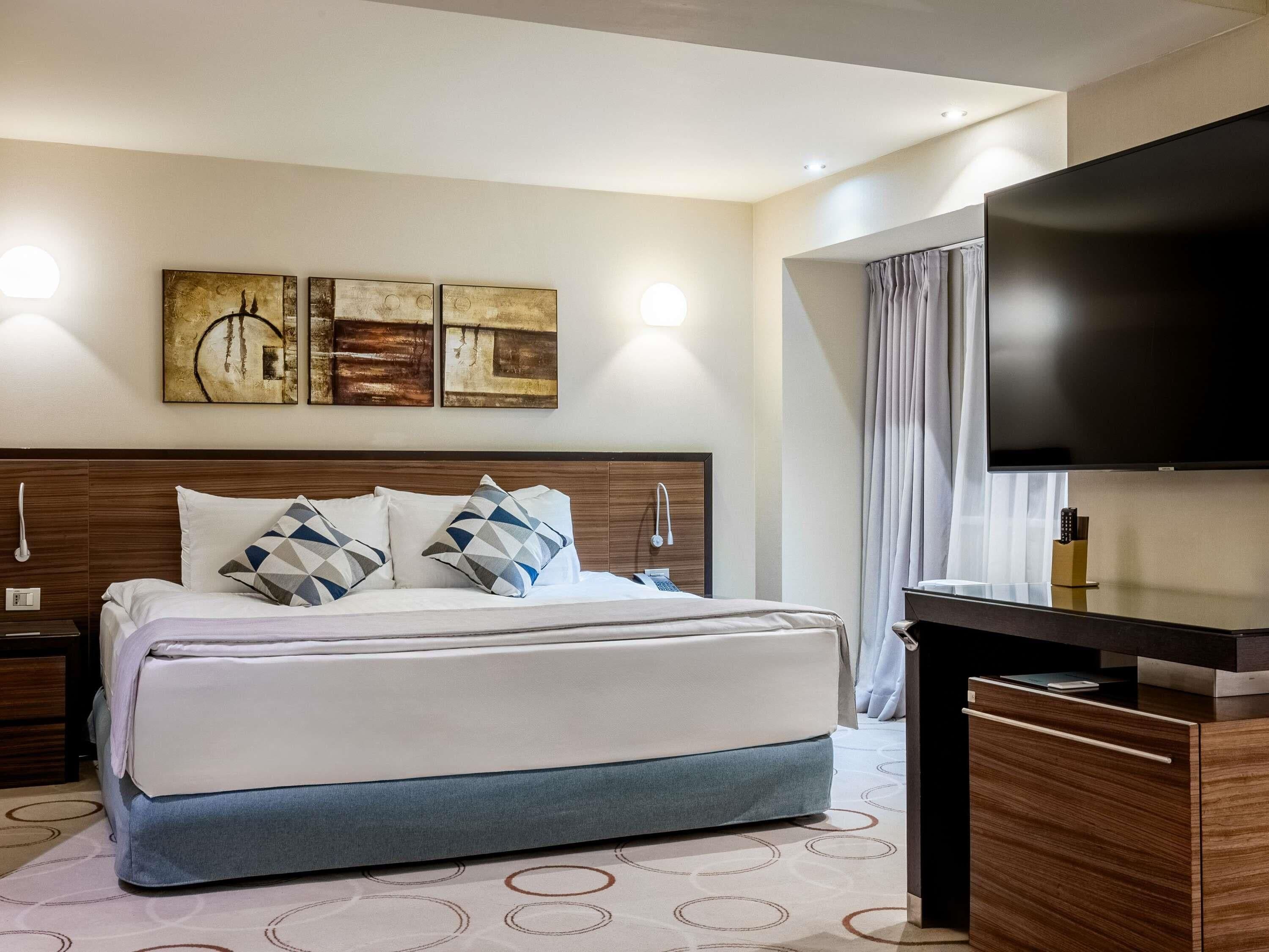 行政套房, 1 張特大雙人床及 1 張梳化床 | 迷你吧、房內夾萬、隔音、熨斗/熨衫板