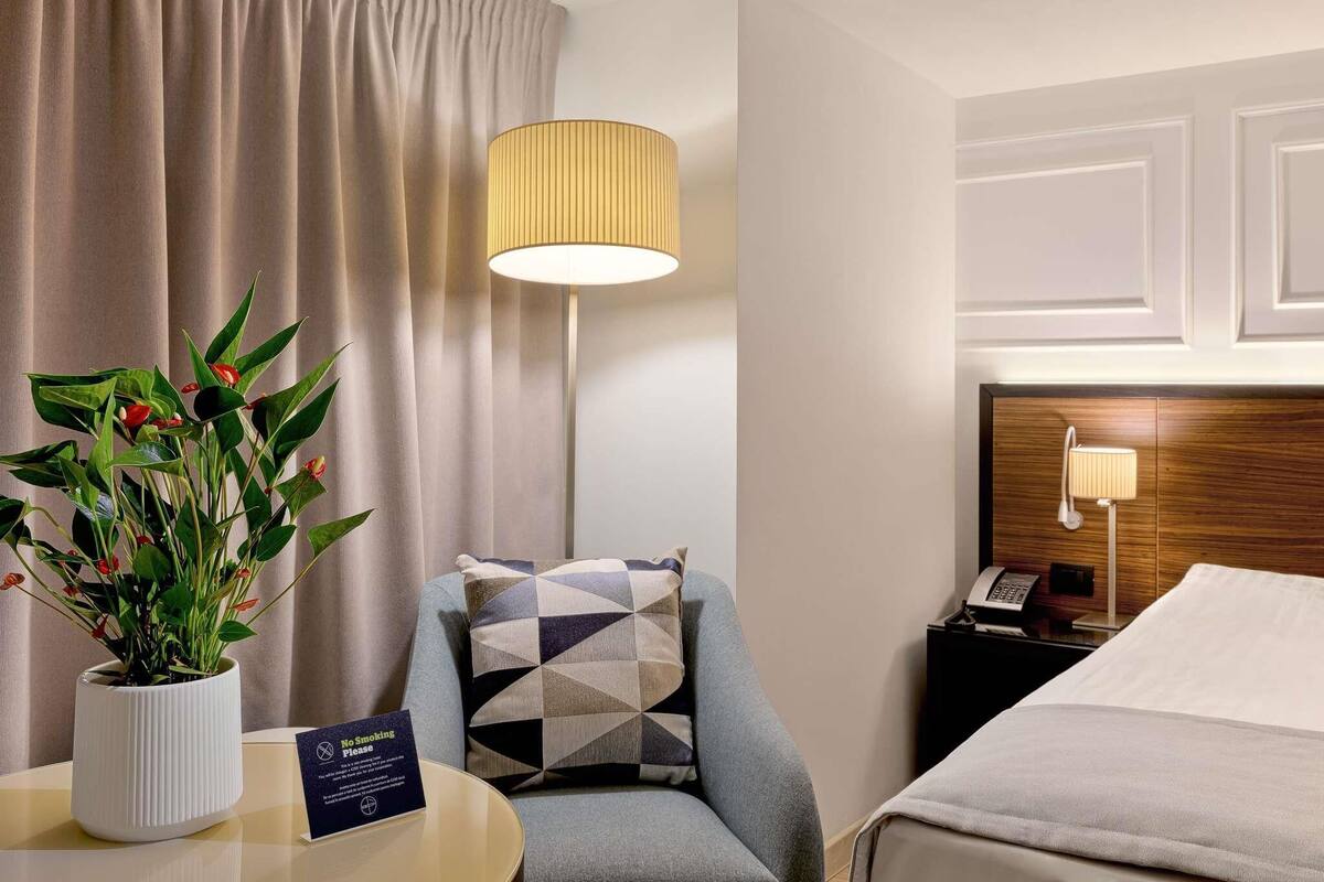 Ropa de cama de alta calidad y minibar 