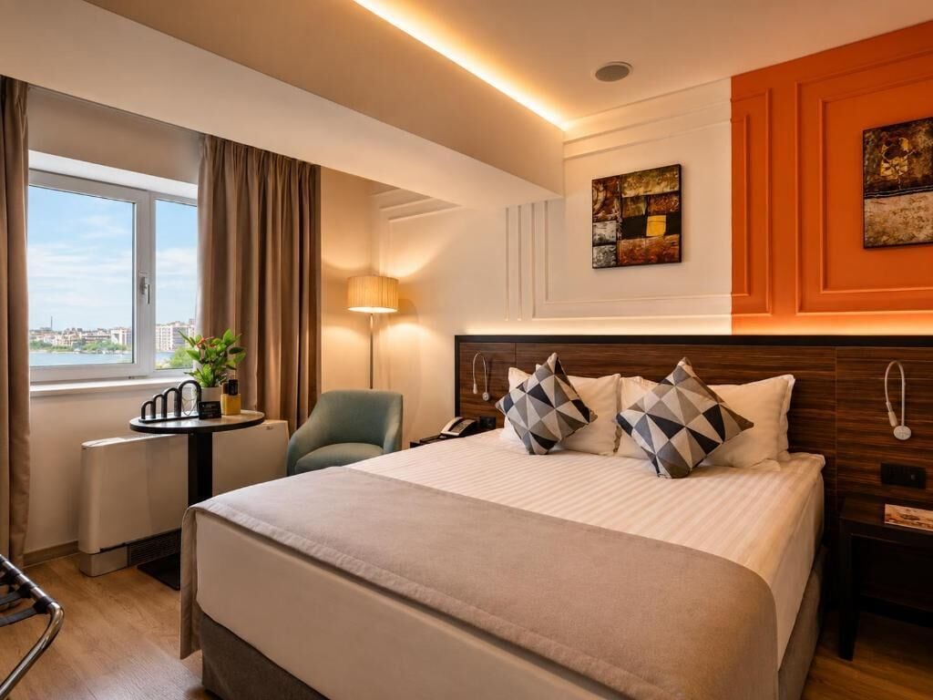 Chambre, 1 grand lit | Literie de qualité, minibar, coffre-fort, système d’insonorisation