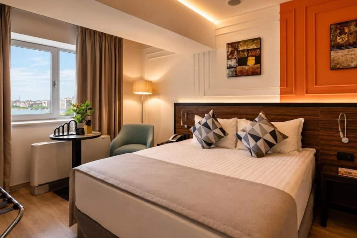 Room, 1 Queen Bed | Premium bedding, minibar, in-room safe, soundproofing