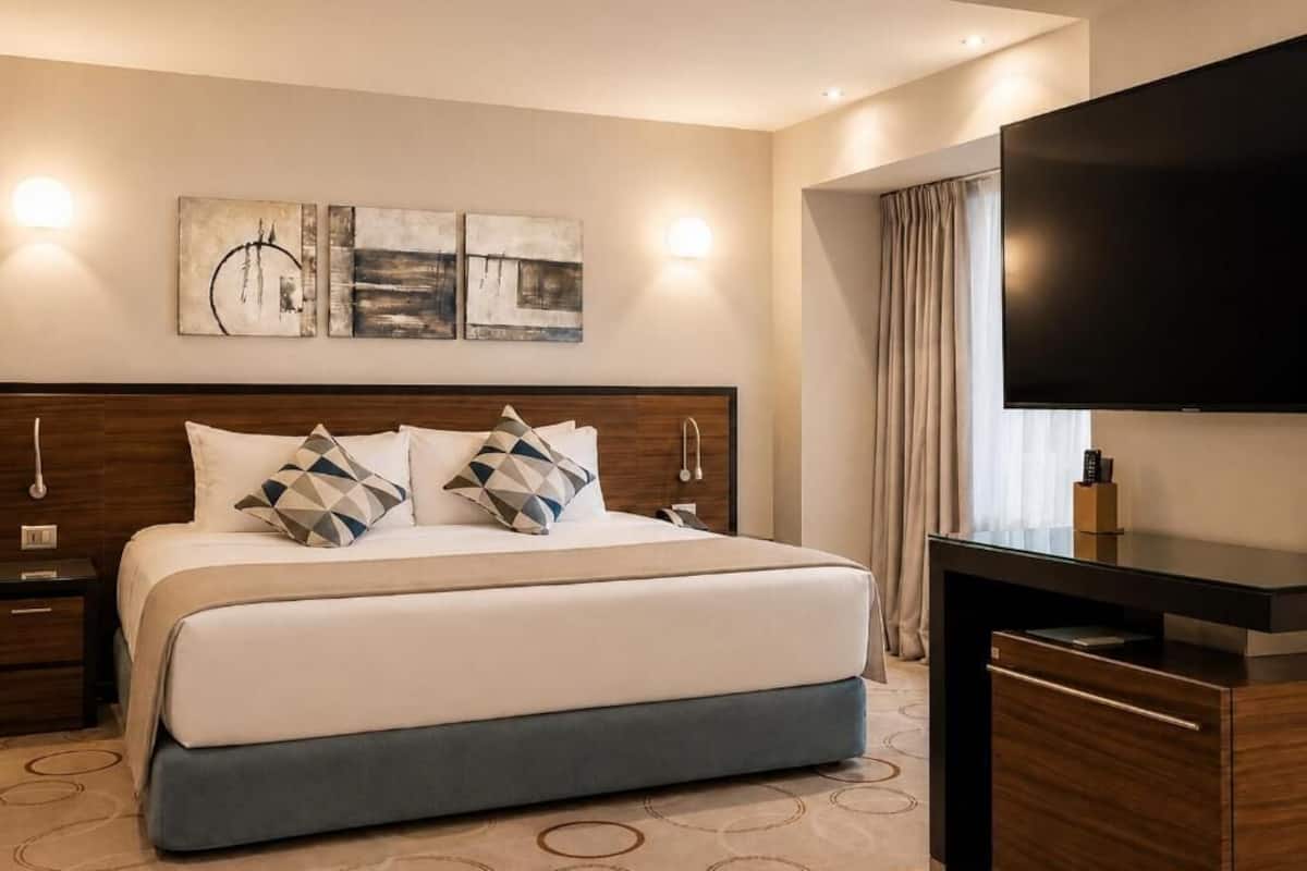 Premium bedding, minibar, in-room safe, soundproofing