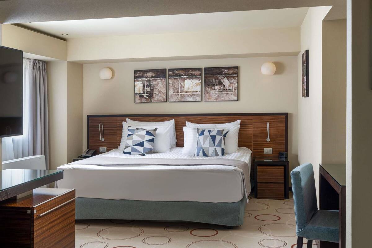 Ropa de cama de alta calidad y minibar 