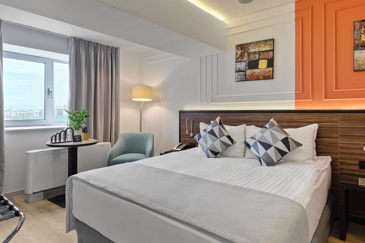 Premium bedding, minibar, in-room safe, soundproofing