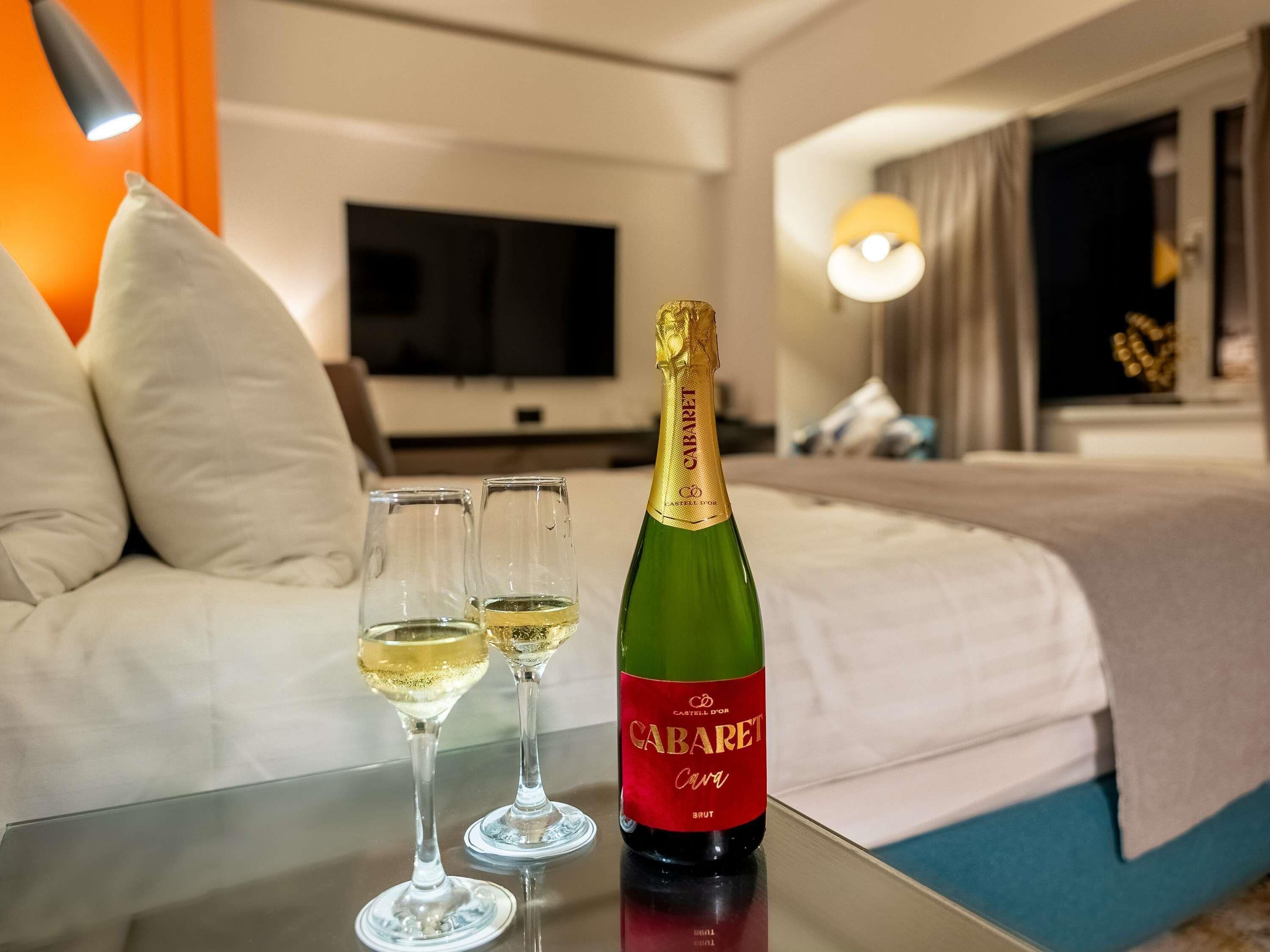 Peralatan tempat tidur premium, bar mini, peti besi dalam bilik 