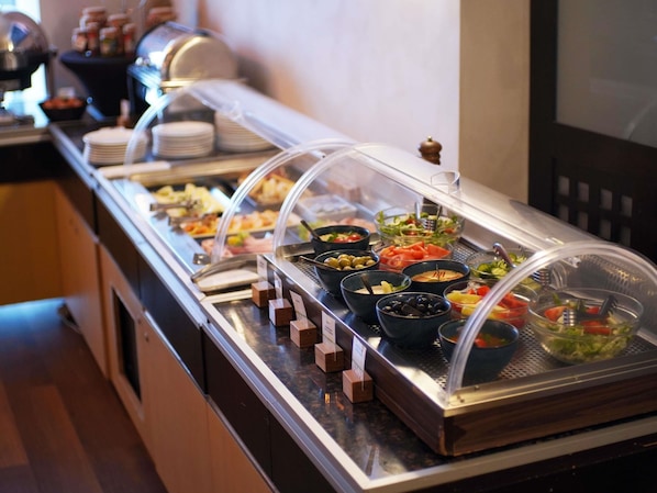 Se ofrece un desayuno continental (100 RON por persona)