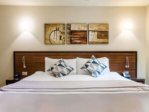Habitación superior, 1 cama de matrimonio, balcón | Ropa de cama de alta calidad, minibar, caja fuerte