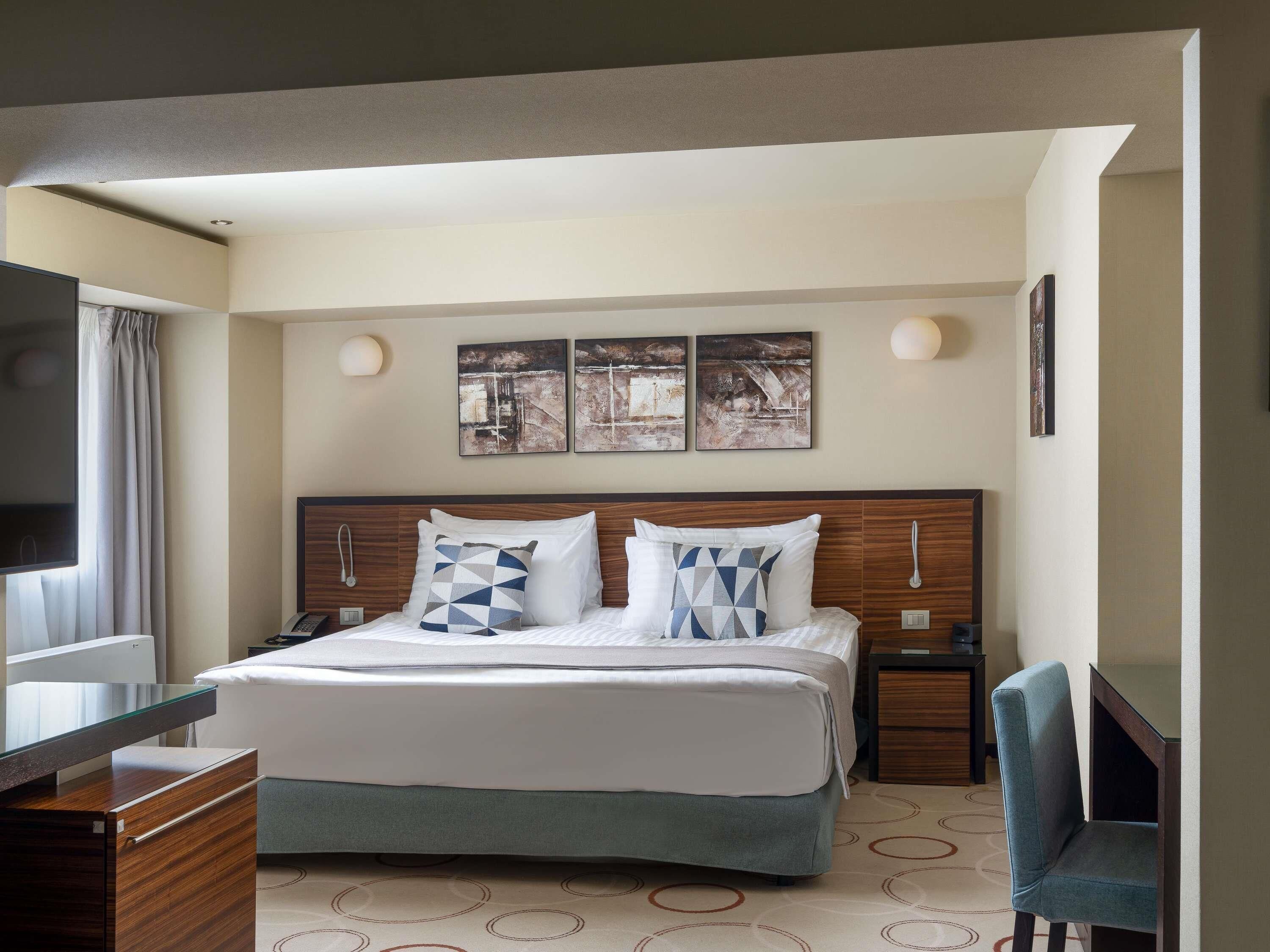 Ropa de cama de alta calidad y minibar 