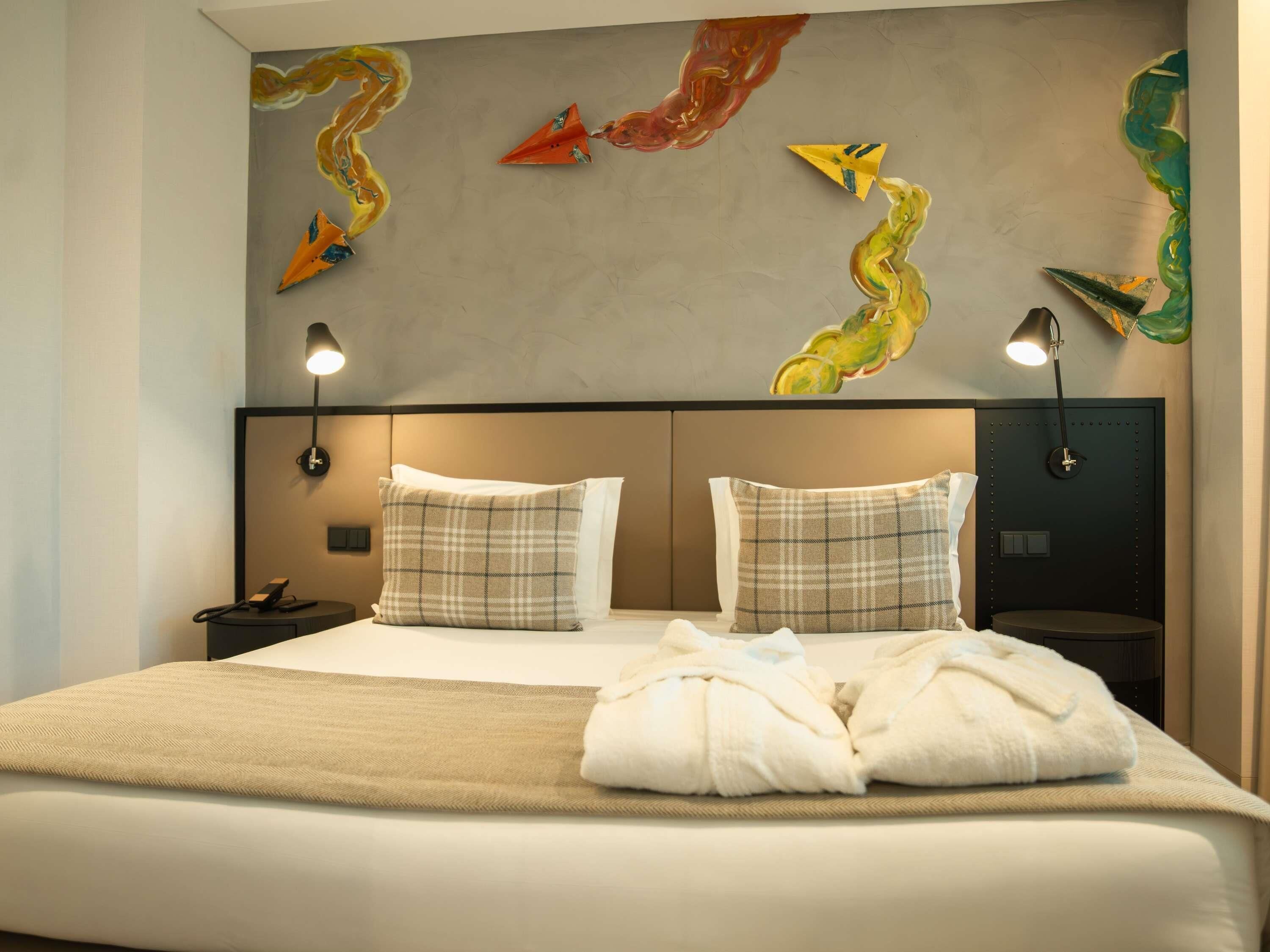 Suite Luxe, 1 très grand lit | Literie de qualité supérieure, minibar, coffres-forts dans les chambres