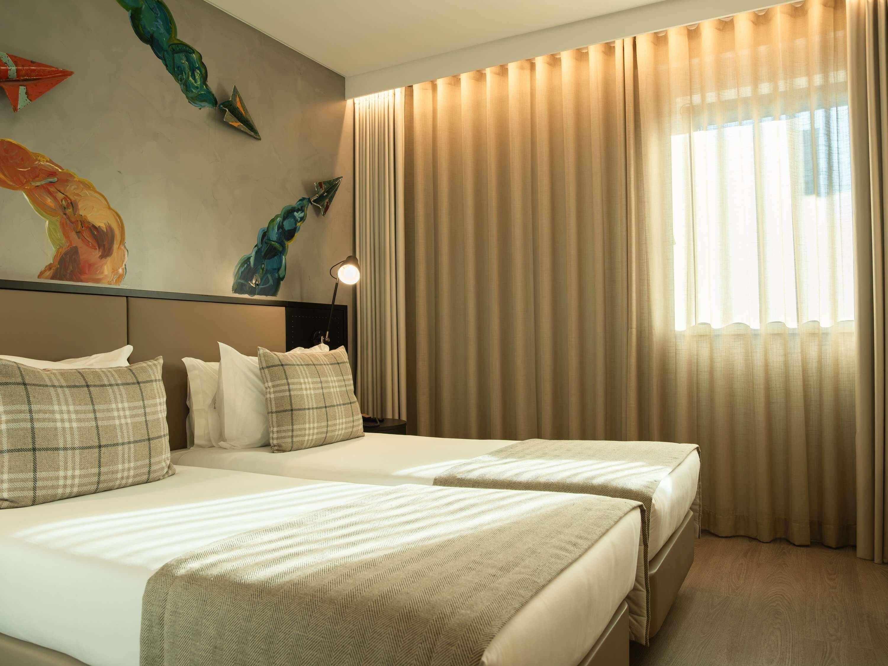 Habitación superior, 2 camas individuales | Ropa de cama de alta calidad, minibar, caja fuerte y escritorio
