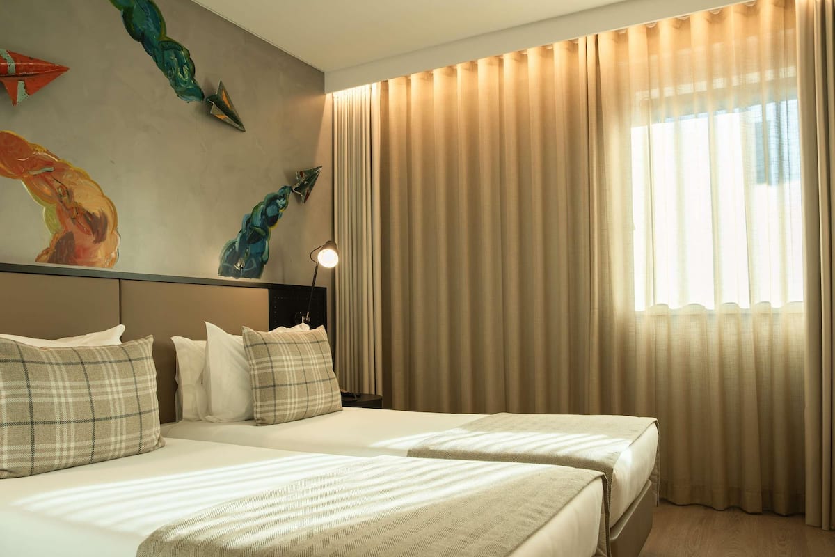 Habitación superior, 2 camas individuales | Ropa de cama de alta calidad, minibar, caja fuerte y escritorio