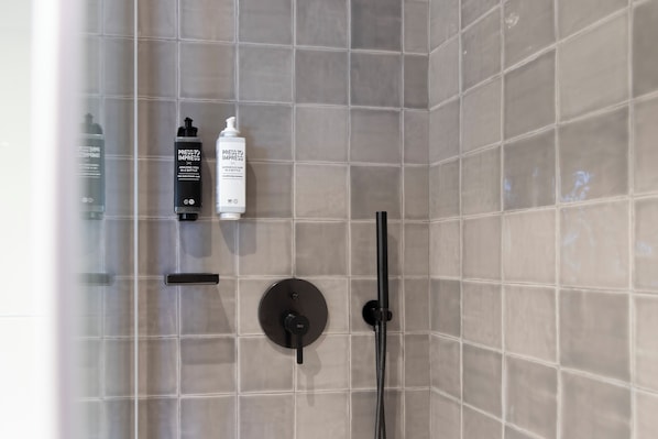 Dusche, Regendusche, Bademäntel, Hausschuhe