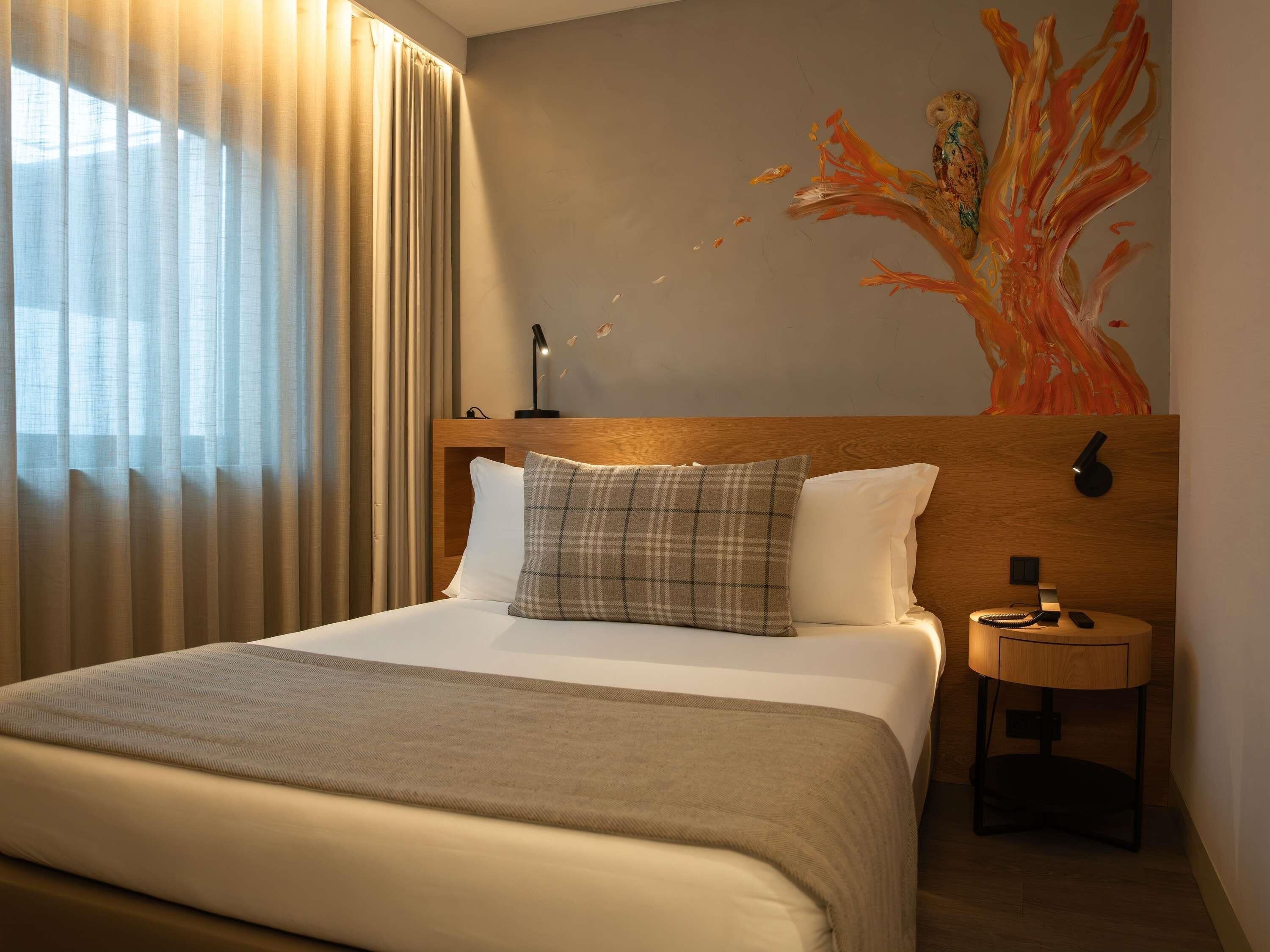Ropa de cama de alta calidad, minibar, caja fuerte y escritorio