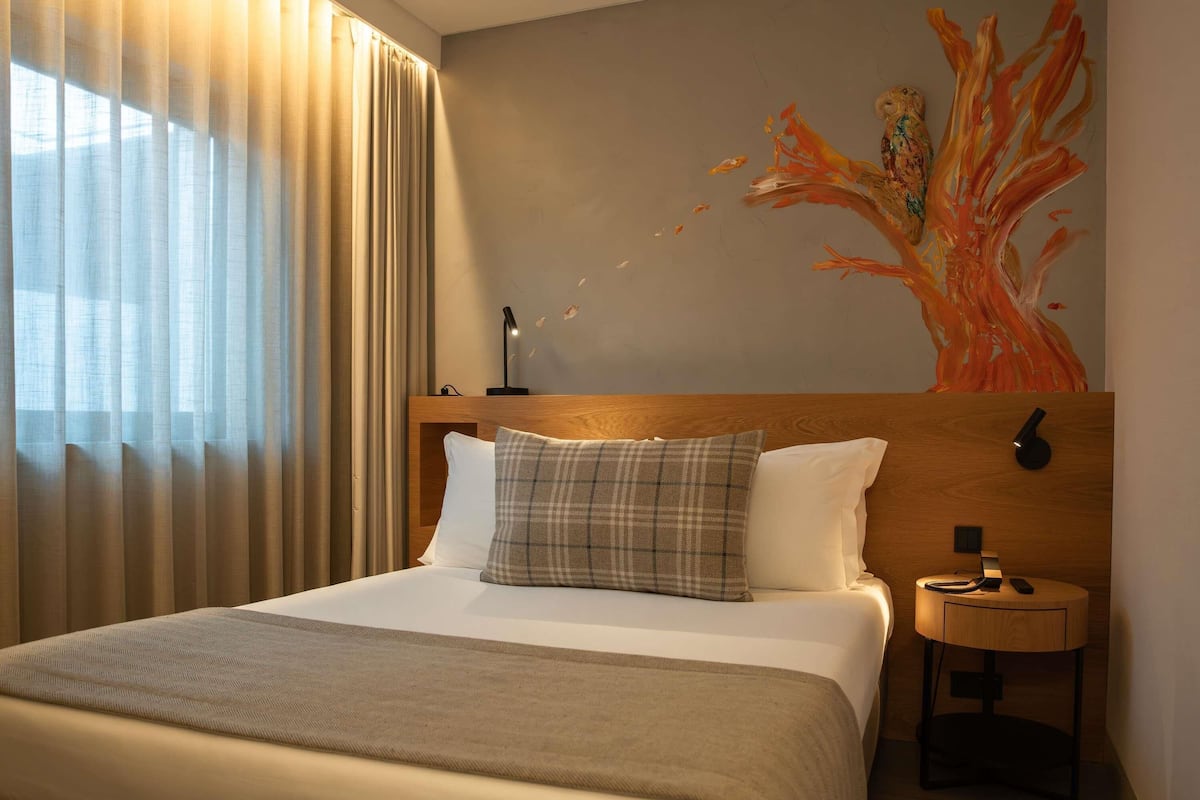 Roupas de cama premium, frigobar, cofres nos quartos, escrivaninha
