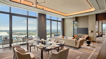 Minibar, caja de seguridad en la habitación y escritorio