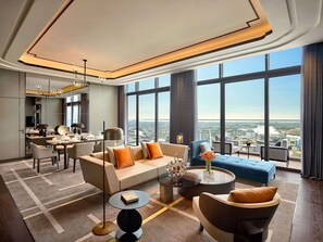 Een minibar, een kluis op de kamer, een bureau, een laptopwerkplek