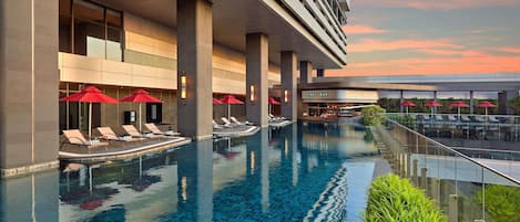 Minibar, coffres-forts dans les chambres, bureau