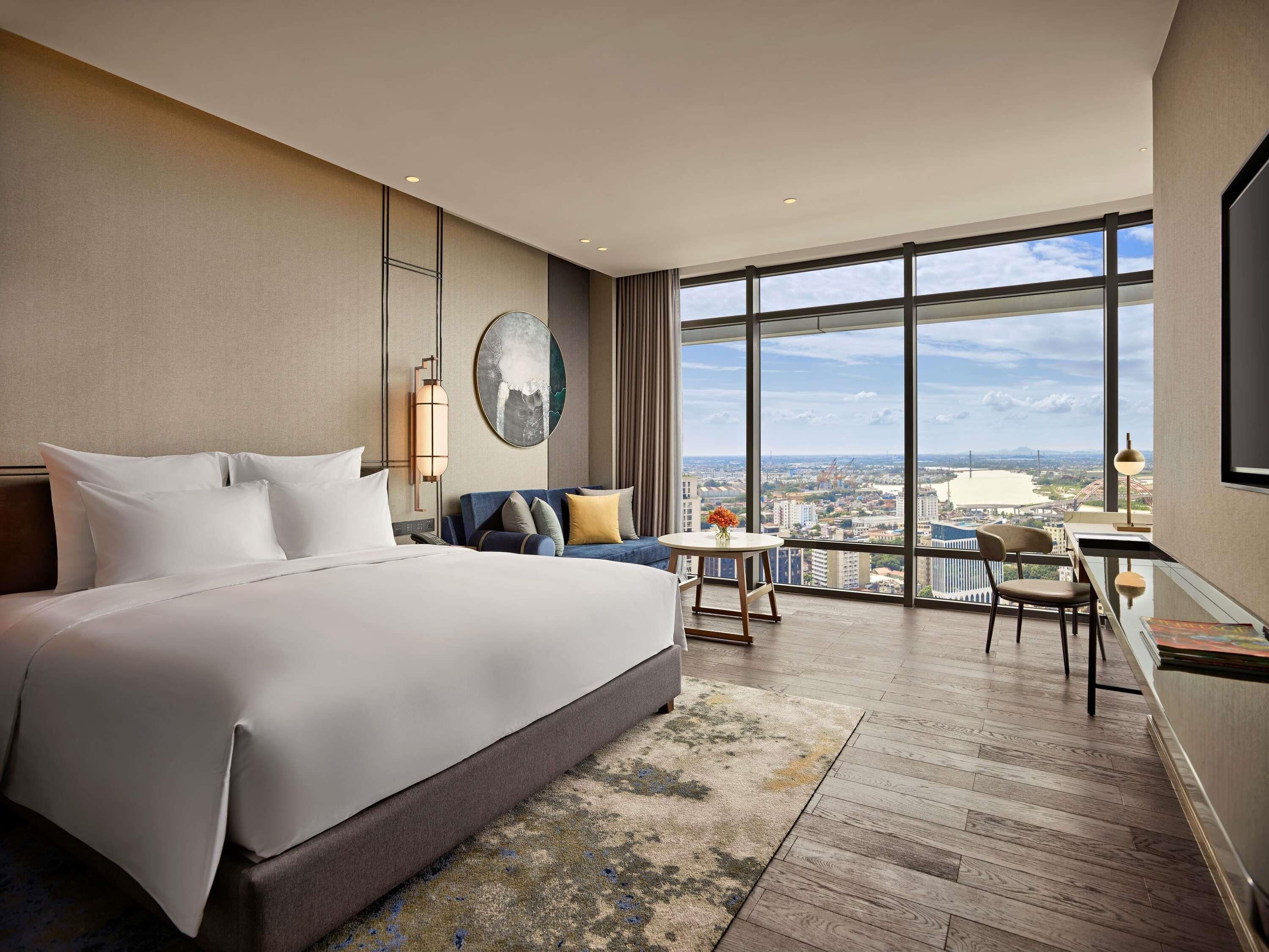 Deluxe Room, 1 King Bed | Minibar, in-room safe, desk, laptop workspace