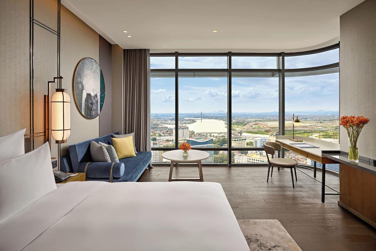 Deluxe Room, 1 King Bed | City view