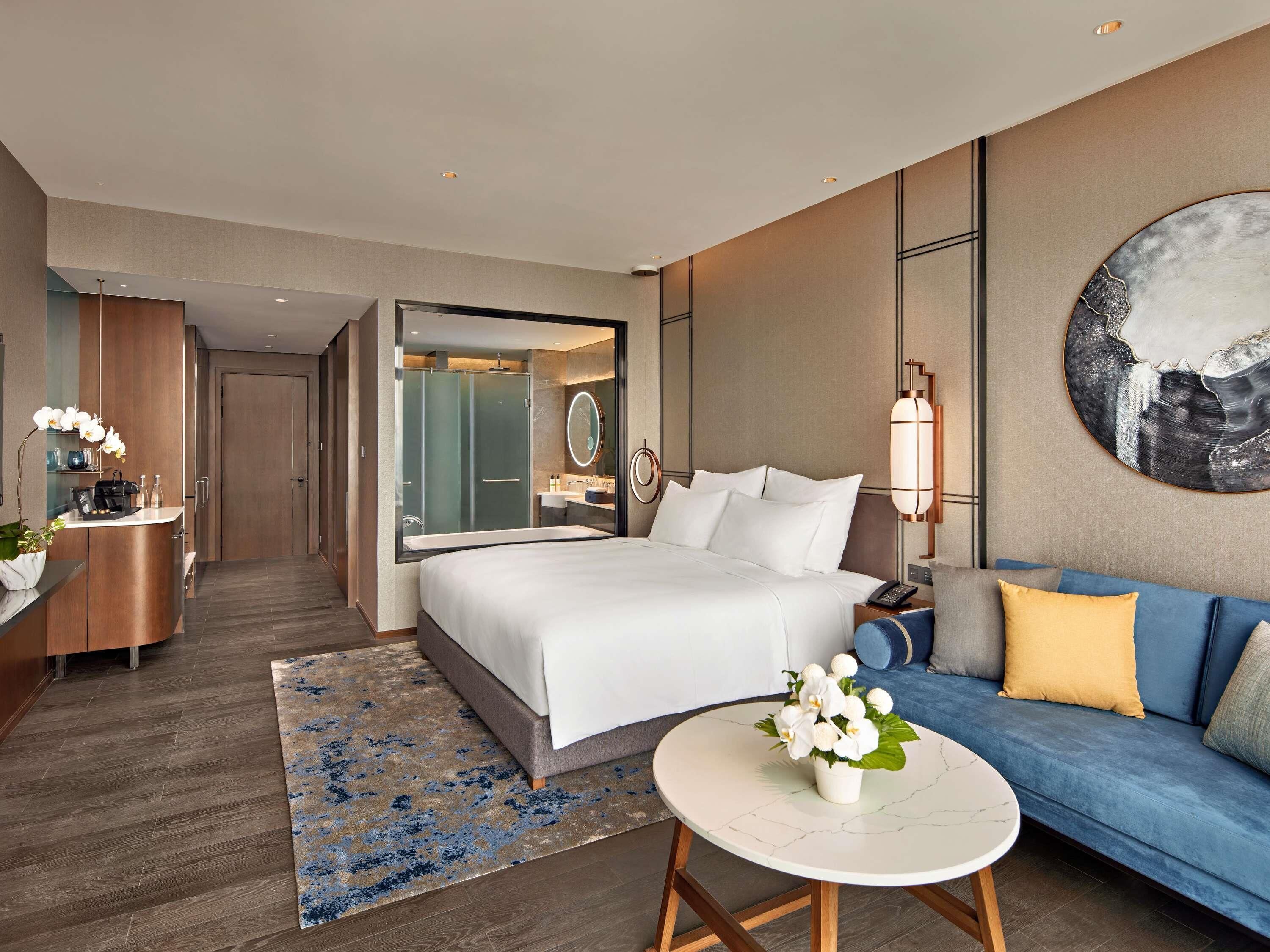 Minibar, caja de seguridad en la habitación y escritorio 