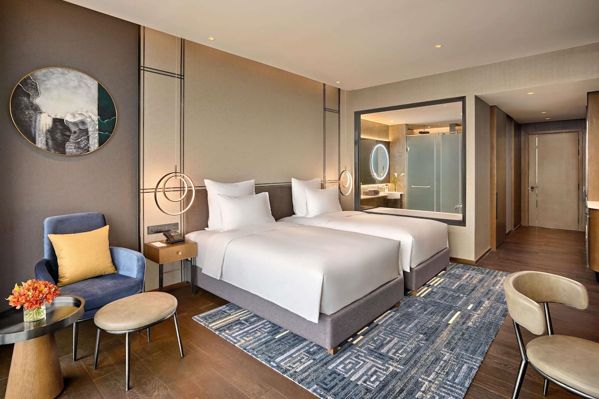 Minibar, coffre-fort, bureau