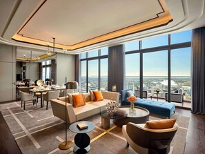 Minibar, Zimmersafe, Schreibtisch, laptopgeeigneter Arbeitsplatz