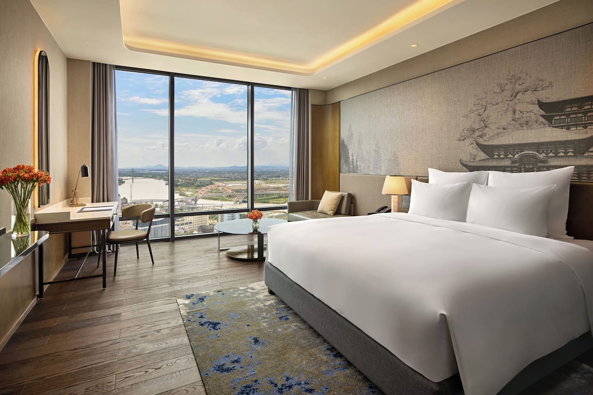 Deluxe Room, 1 King Bed, Club Lounge Access | City view